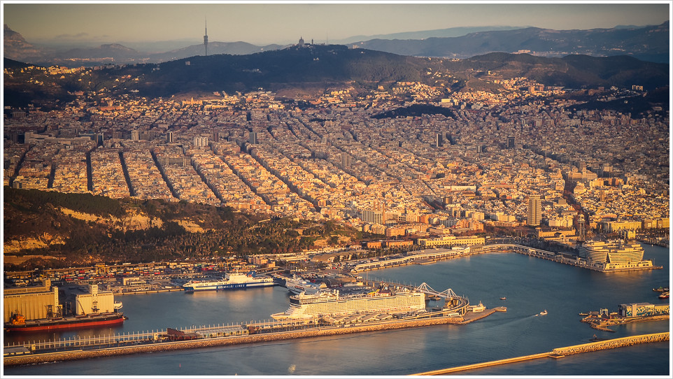 Barcelona mit Hafen aus dem Flugzeug während des Landeanfluges