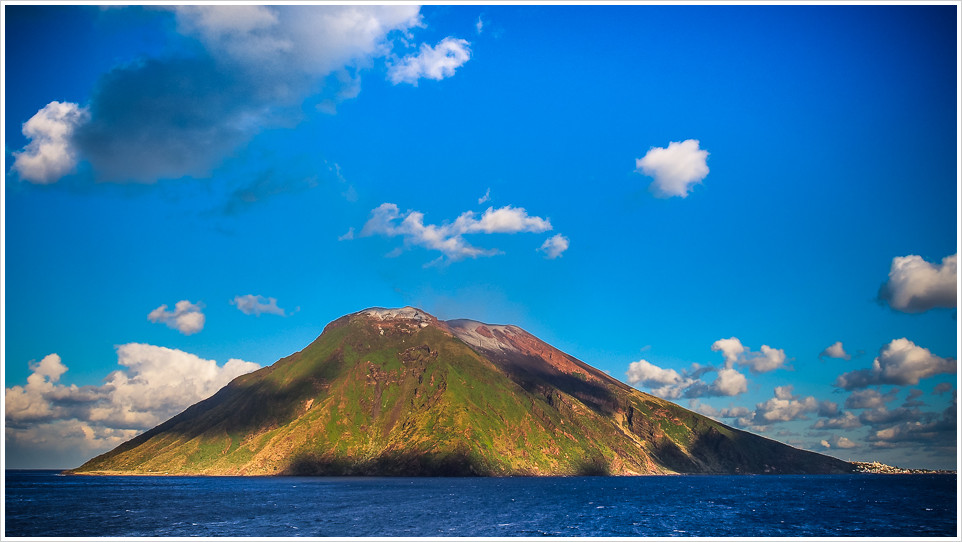 Vullkaninsel Stromboli im Mittelmeer mit blauem Himmel