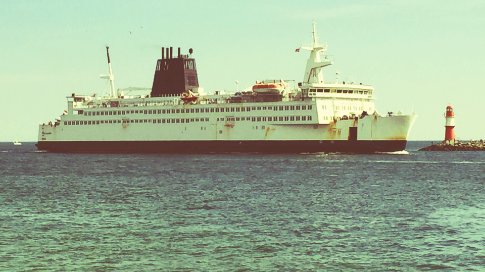Fähre Prins Joachim vor dem Warnemünder Leuchtturm