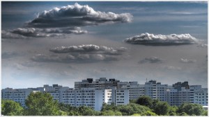 Häuserfront mit Wolken