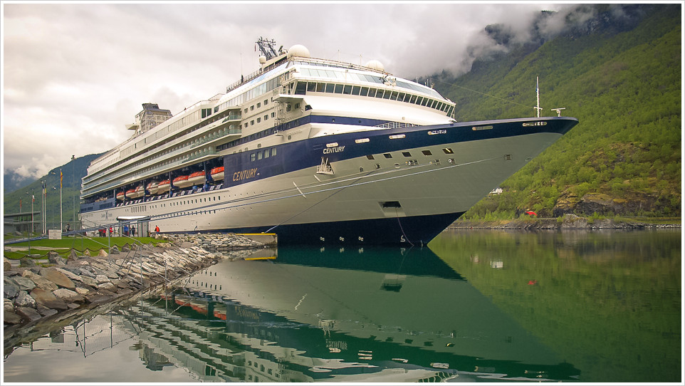 Die MS Century in Flam