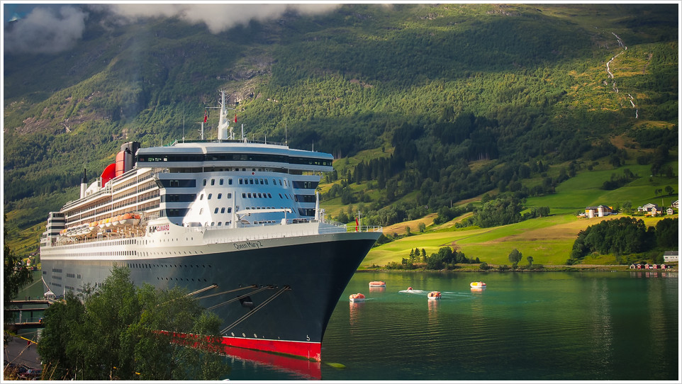 Queen Mary 2 in Fjord bei Olden in Norwegen