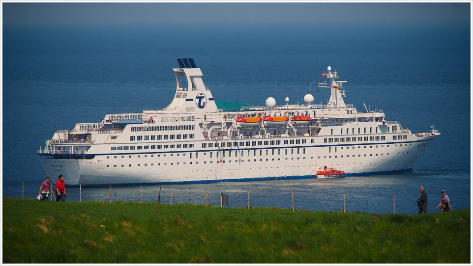 MS Astor vor Helgoland
