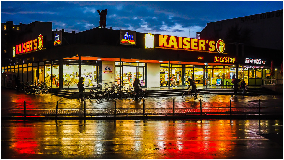 Einkaufsmarkt Kaisers bei Nacht