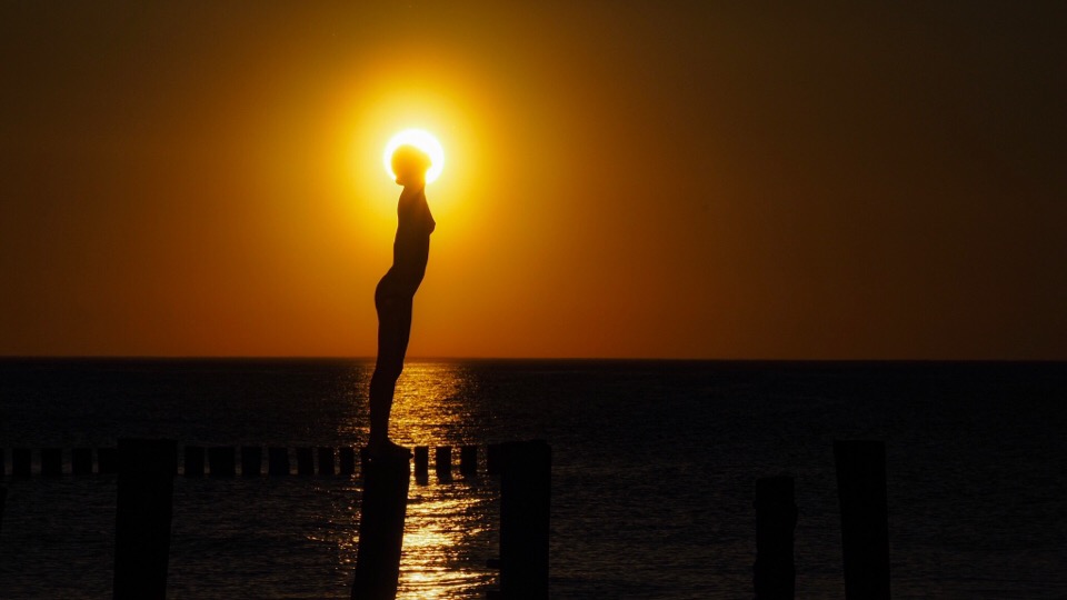 Spiegelfigur in Zingst in der untergehenden Sonne