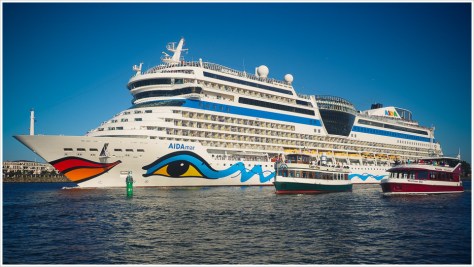 AIDAmar mit Begleitschiffen