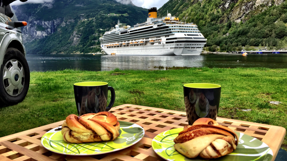 Gedeckter Kaffeetisch vor Costa Favolosa