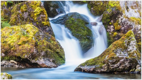 Kleiner Wasserfall mit Langzeitbelichtung