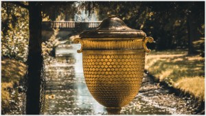 Goldene Urne, Wörlitzer Brücke