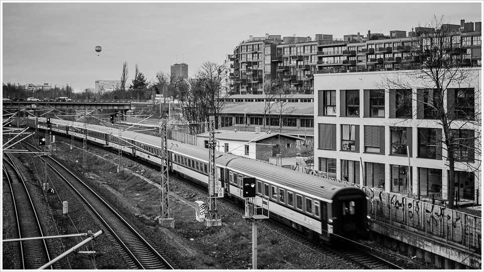 IC vor Häusern, Kreuzberg