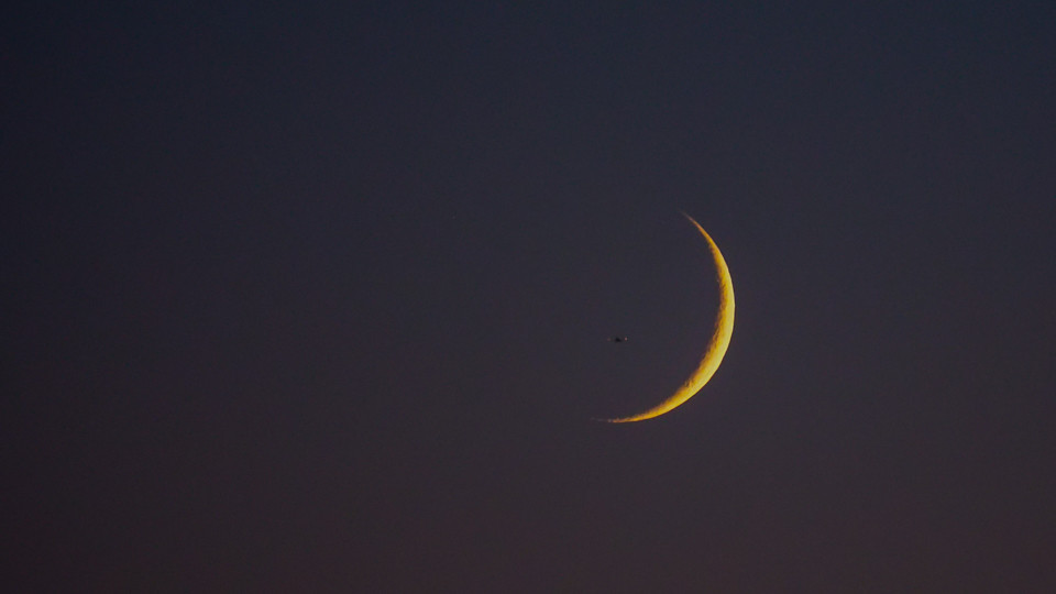 Mondsichel am Abend über Berlin