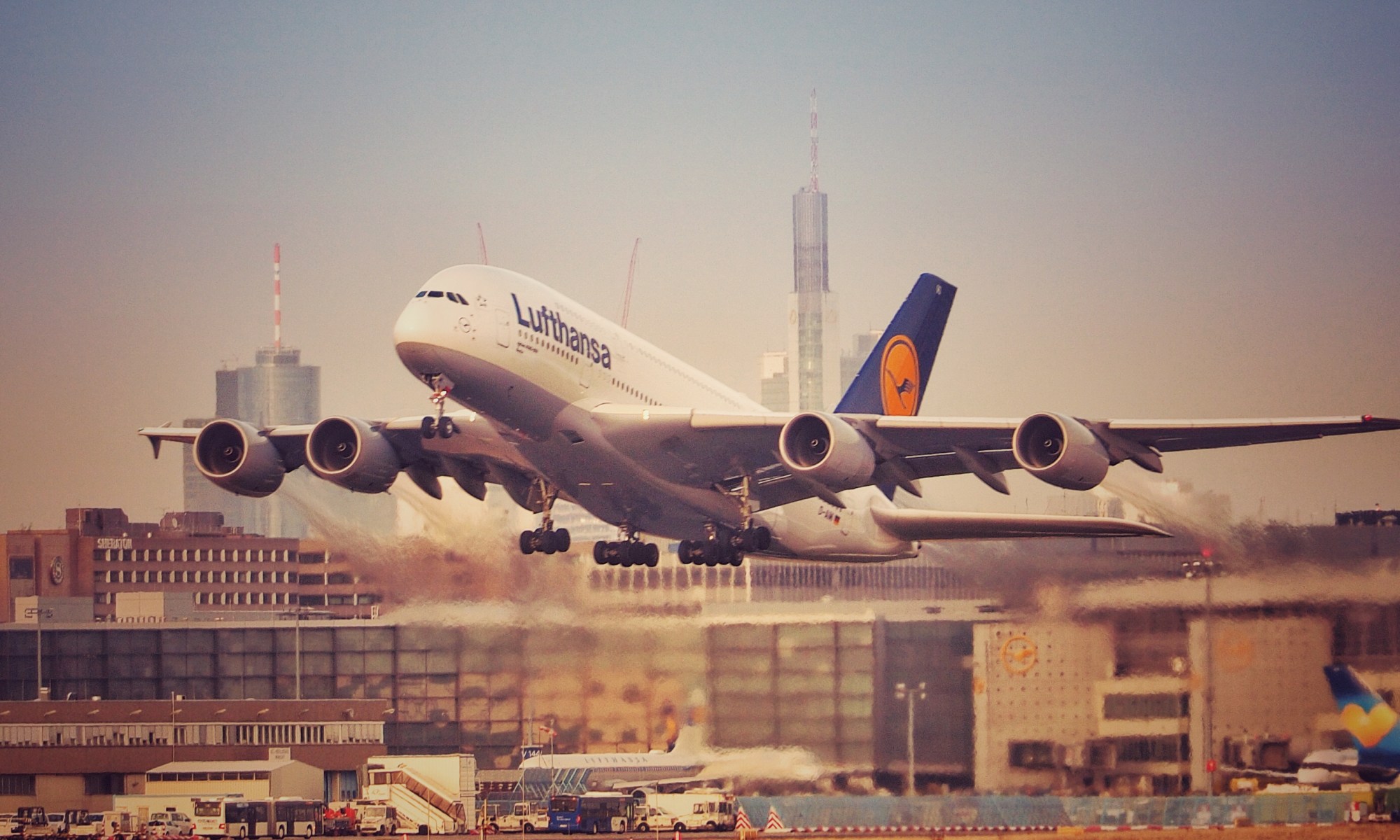 Airbus A 380 startet in Frankfurt Airport
