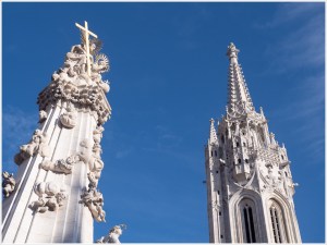 Pestsäule mit Kirchturm
