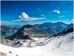 Blick auf Berge, vorne Schneefelder
