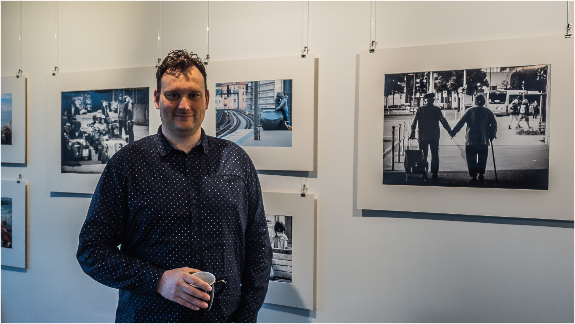 Der Fotograf mit seinen Bildern