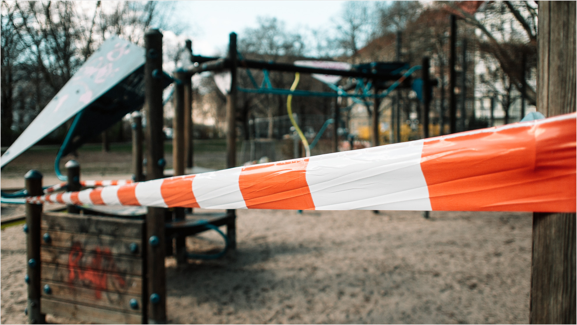 Absperrband auf einem Spielplatz