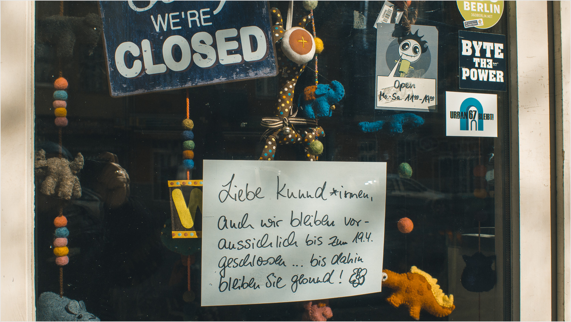 Ladentür mit Aufklebern