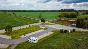 Parkplatz mit Wohnmobil