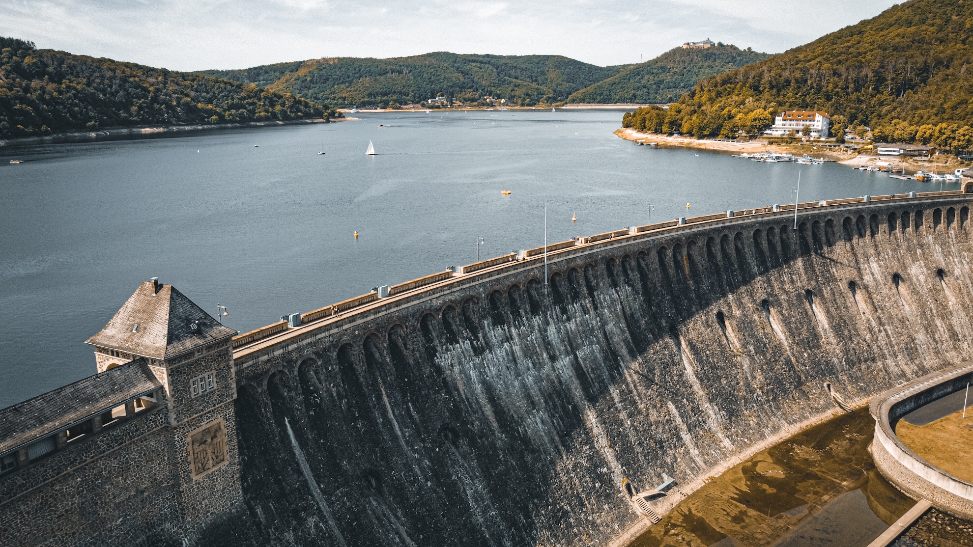 Luftbild der Staumauer am Edersee