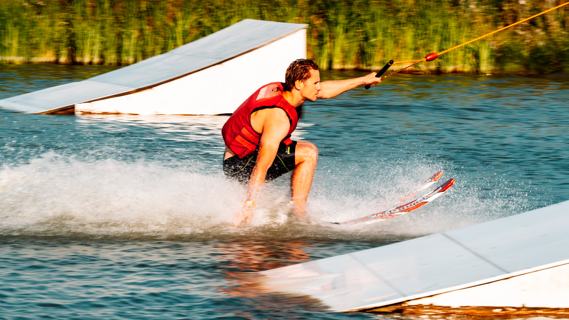 Wasserskifahrer auf der Anlage