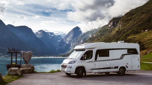 Wohnmobil vor See und Gletscher