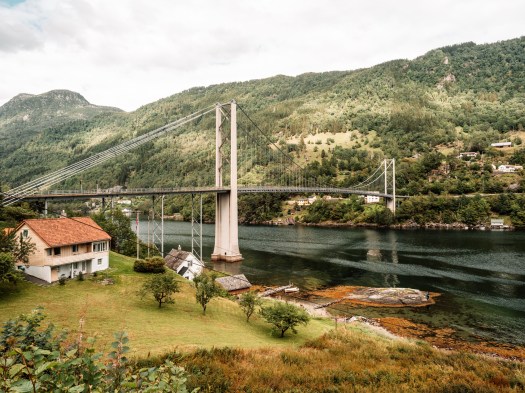 Eine Brücke über einen Ford