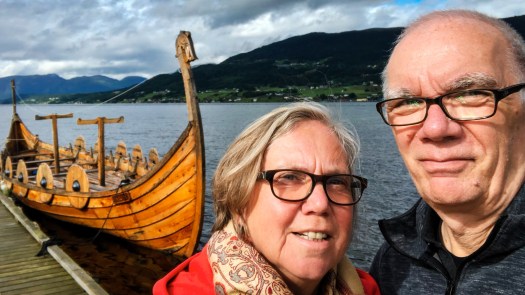 Zwei Personen vor einem Wikingerboot