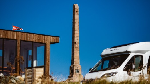 Haraldshaugen zwischen Wohnmobil und Gebäude