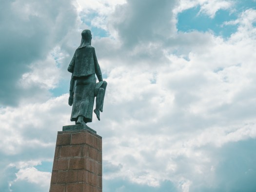 Figur "Tragende" in der Gedenkstätte KZ Ravensbrück