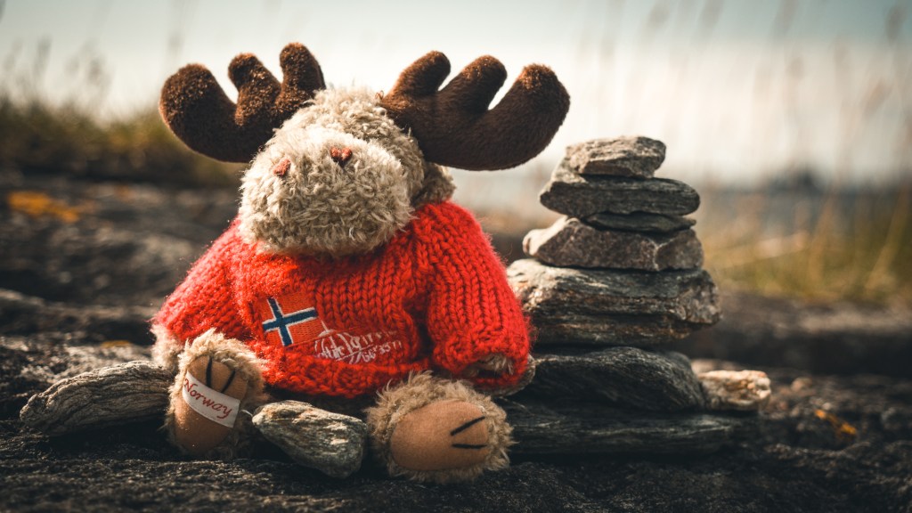 Elchfigur mit Steinpyramide