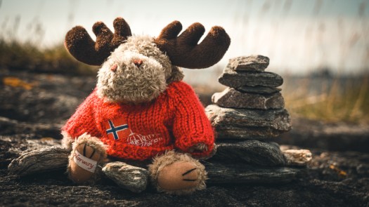 Elchfigur mit Steinpyramide