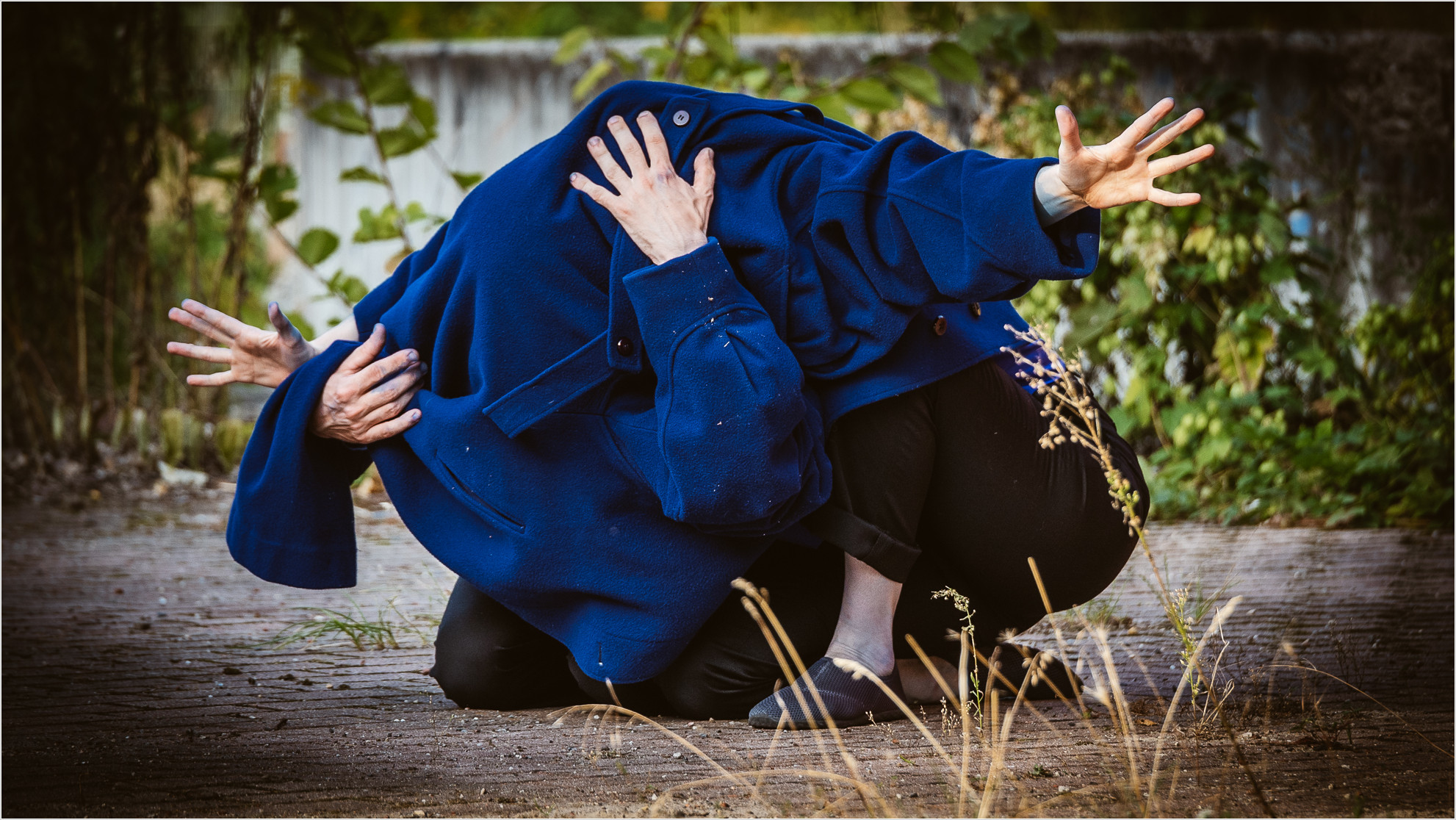 Pantomime mit blauem Mantel