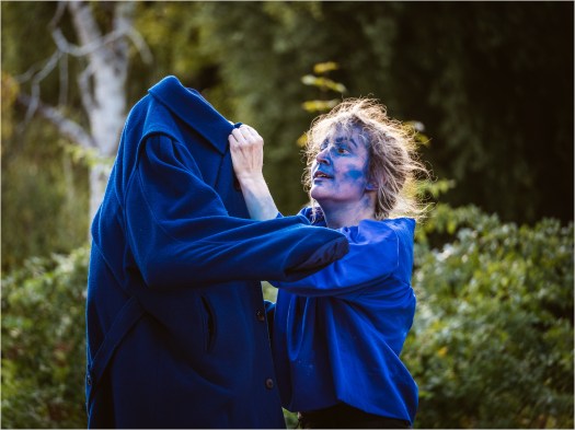 Pantomime mit blauem Mantel