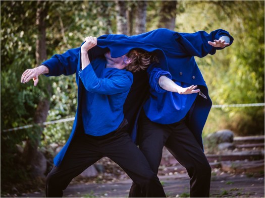 Pantomime mit blauem Mantel