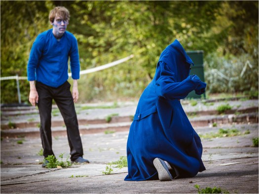 Pantomime mit blauem Mantel