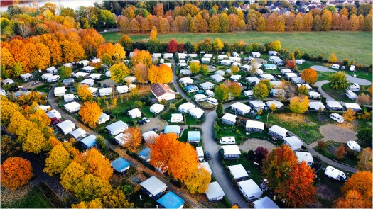 Campingplatz im Herbst, von oben