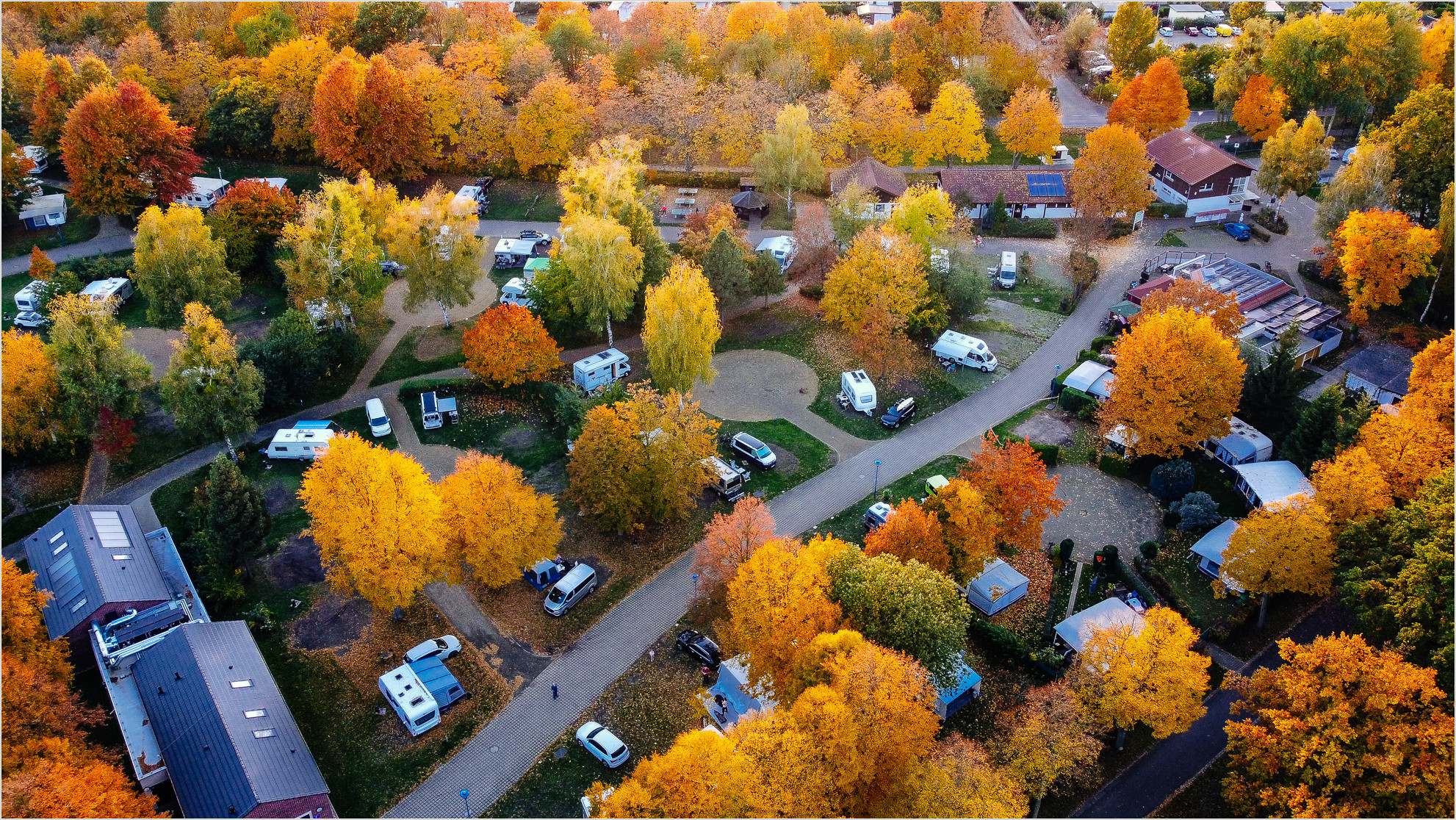 Campingplatz im Herbst, von oben