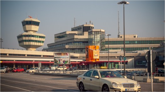 Flughafen Tegel mit Tower und Taxi