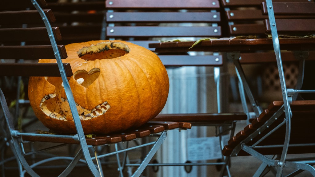 Ausgehöhlter Kürbis liegt auf einem Stuhl