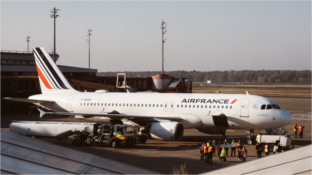 Ein Airbus 320 der Air France verlässt als letztes Flugzeug Tegel