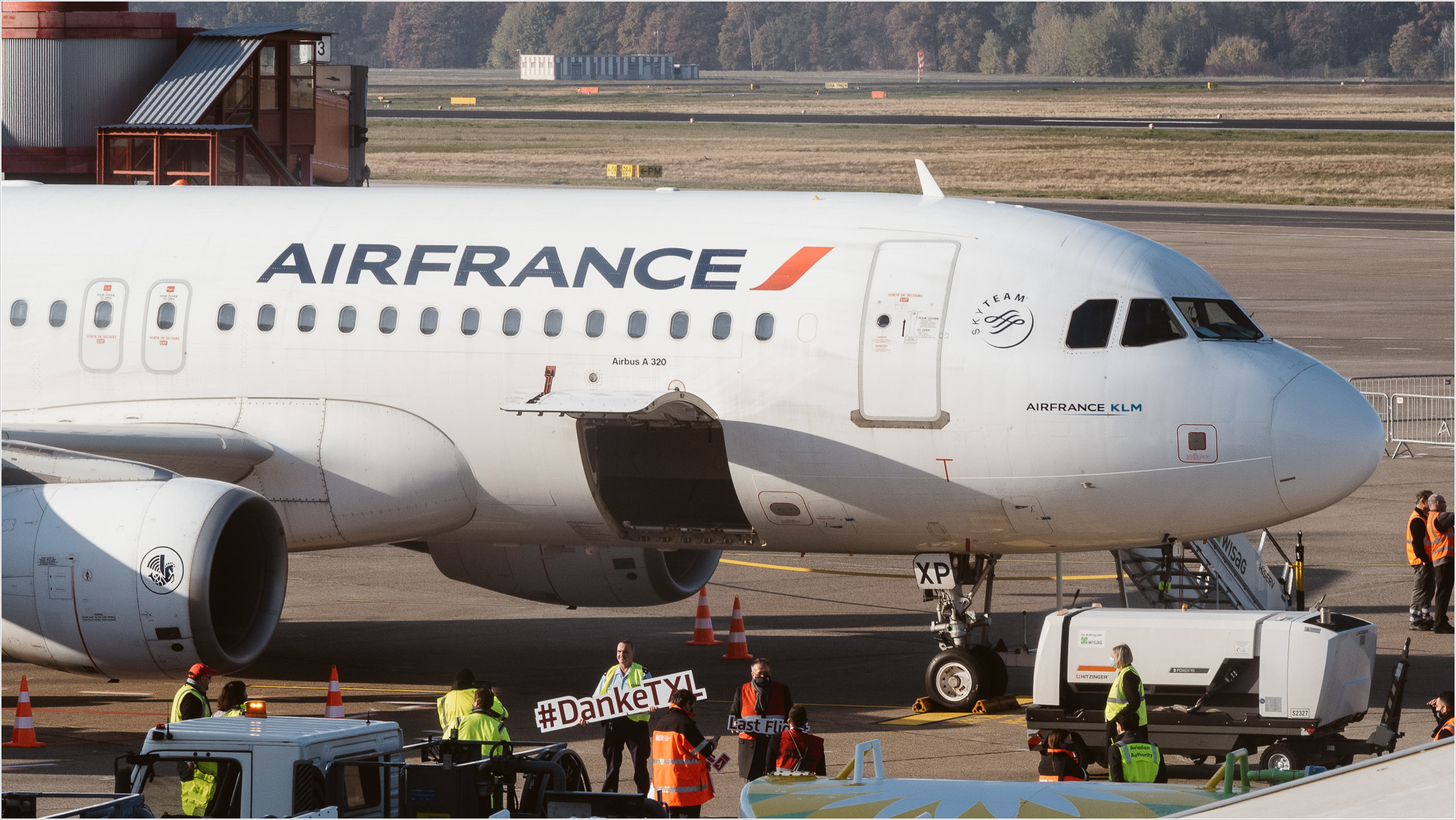 Ein Airbus 320 der Air France verlässt als letztes Flugzeug Tegel