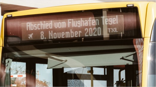 Abschied Tegel, Laufband am Bus