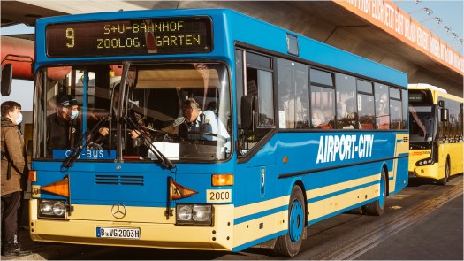 Airport-City, nostalgischer Bus am Flughafen Tegel