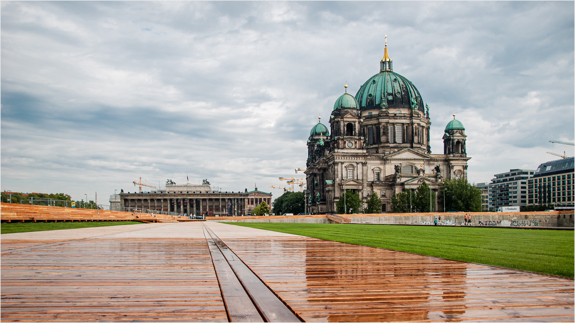 Schlosswiese im Regen