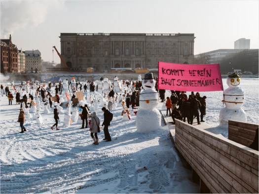 Schneemänner bauen auf der winterlichen Schlosswiese