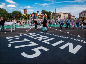 Kunstaktion auf der Schlosswiese