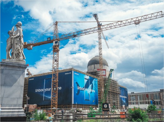 Stadtschloss mit Werbung