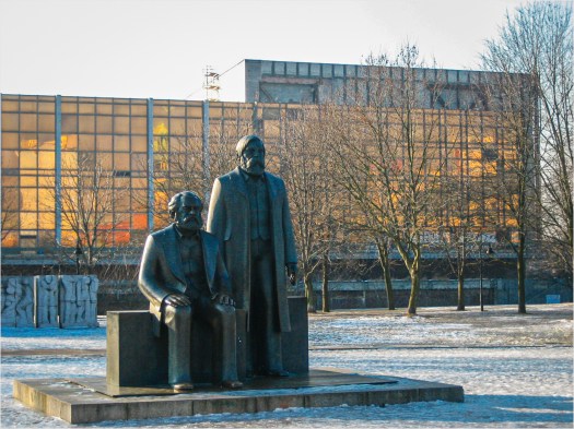 Marx und Engels vor dem Palast der Republik