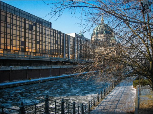 Palast der Republik vor Spree mit Eisbrocken
