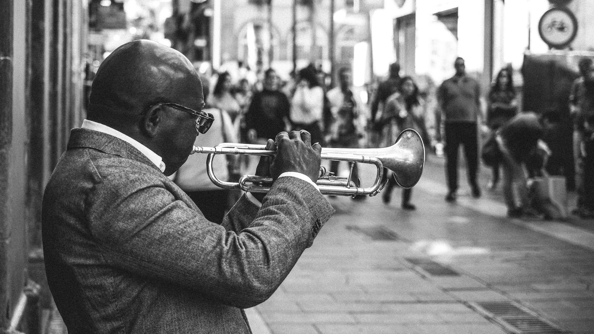 Trompeter in Fußgängerzone in schwarzweiss